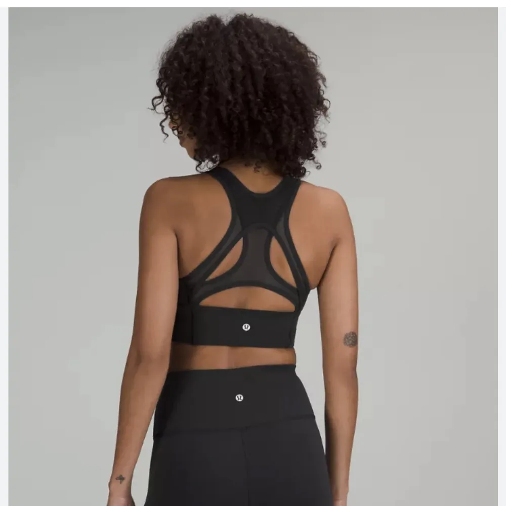 Säljer min Lululemon Everlux Mesh bra pga för liten🍳 Storlek 6 (sitter som en s), använd 5 gånger. Nypris ca 700sek. Hoodies.