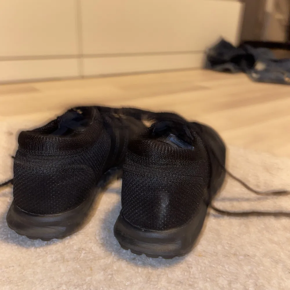 Dom här skorna låg i min låda visste inte att jag hade dom så jag tvättade så nu säljer jag dom. Skor.