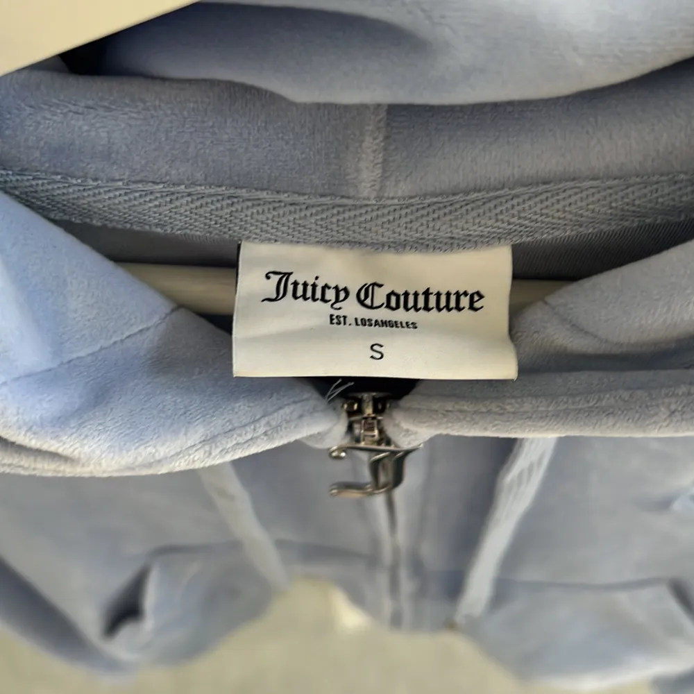 En helt oanvänd Juicy Couture kofta i färgen blå. Helt ny, nypris 1200kr. . Tröjor & Koftor.