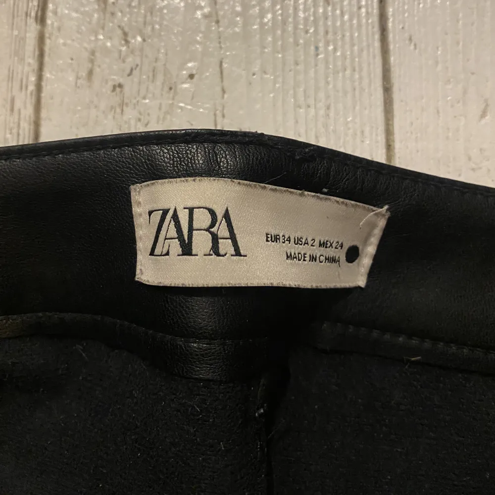 Byxor i skinnimitation från Zara, storlek 34 men skulle säga att det passar storlek 36 med. Använda men i bra skick! Frågor? Hör gärna av dig :). Jeans & Byxor.