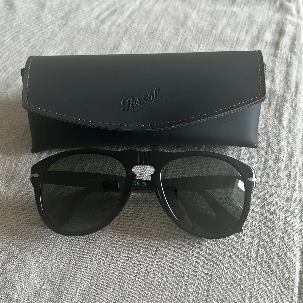 Ett par solglasögon i svart från märket persol. Inköpta för någon månad sen. Nypris 1899kr. Völkdigt bra skick. . Accessoarer.