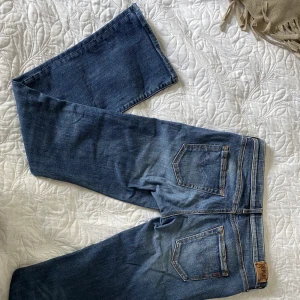 Jeans replay - Utsvängda lågmidjade blåa jeans från replay, storlek W29 L32. Inga bilder på