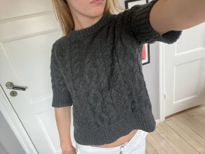 Stickad t shirt - Mörkgrå stickad ”t shirt”