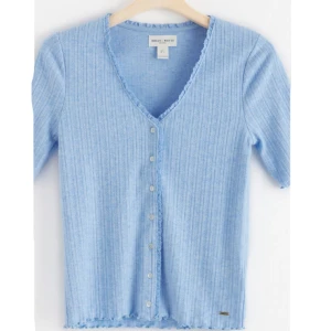 Kortärmad topp - Jättemjuk och fin ljusblå stickad topp med virkat kantband, helt oanvänd och etiketten är kvar eftersom att den var för liten för mig tyvärr. Slutsåld på Lindex hemsida. Den är i storlek xs och är sann till storleken då den är figurnära.💞