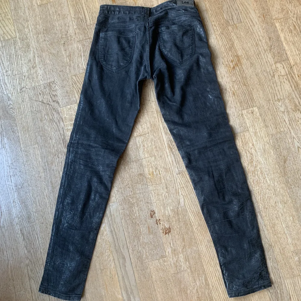 Svarta jeans från Lee  Modell: scarlett  Helt okej skick Lite skimrande i materialet . Jeans & Byxor.