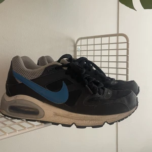 Blå Nike Air Max skor  - Nike air Max skor i blått. Storlek 38. Fungerar även för någon med 37 i skor. Sparsamt använda. 
