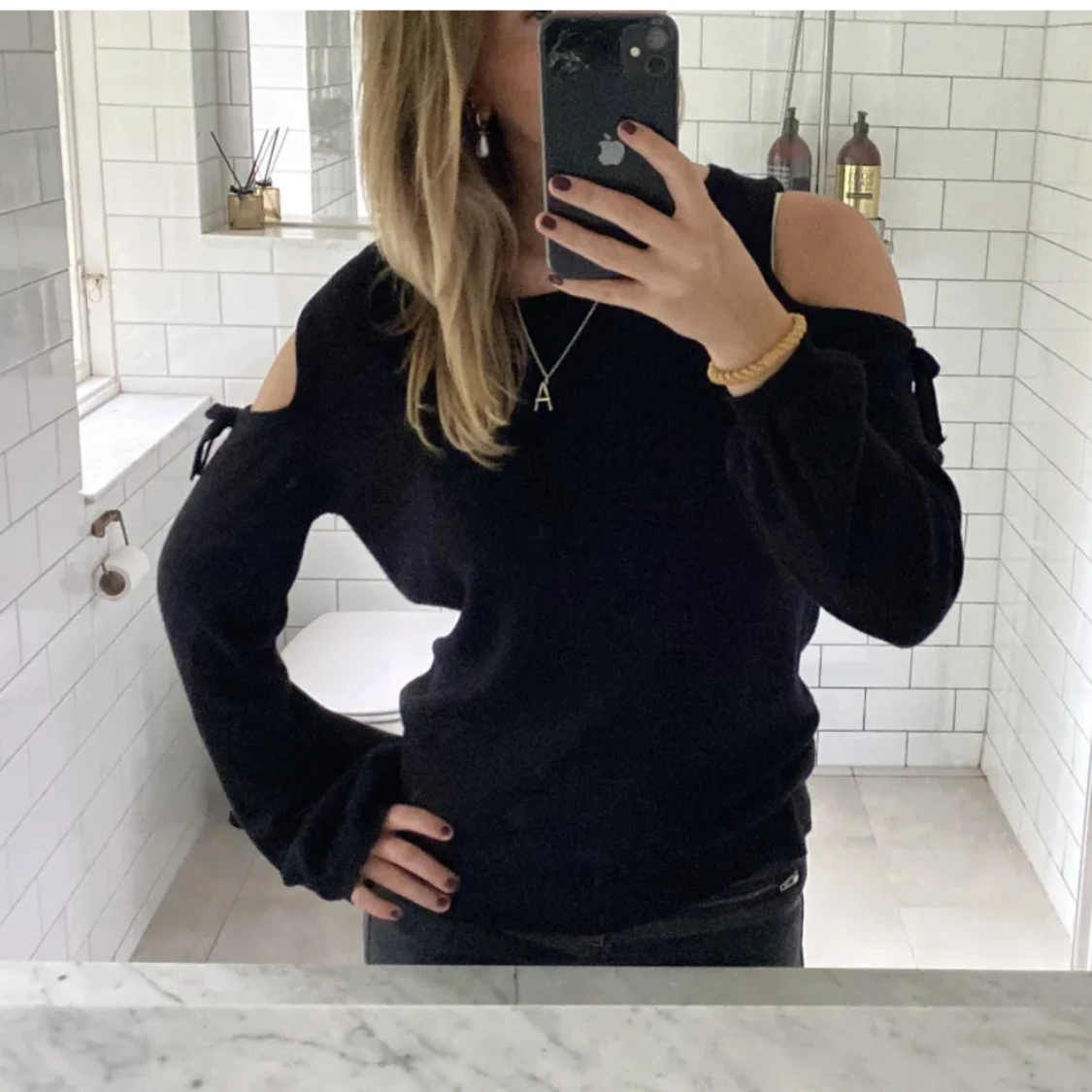 Stickad tröja med hål på axlarna