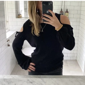 Stickad tröja med hål på axlarna - As snygg stickad tröja med hål på axlarna! Strl 38 men skulle säga att den passar S-M💗Säljer vidare pågrund av att den tyvär inte passa mig i storlek🥲💘(inte mina bilder)