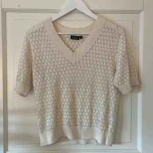 Cremevit finstickad T-shirt  - Använd 2 gånger original pris 399