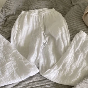 linneabyxor  - Säljer dessa jättenfina linnebyxor ifrån chelsea då de blivit försmå! I jättebra skick, inga somhelst fläckar och köptes för 600kr. Högt pris därför de är i så bra skick tryck gärna på köp nu då jag vill bli av med dem! Köparen står för frakt!😊