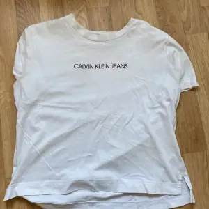 Säljer denna Calvin Klein T-shirten, köpt för några år sedan men bara använd fåtal gånger så den är i fint skick!🤍🖤