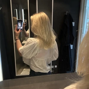 Blus - Fin vit blus från lager 157. Väldigt tunt och skönt material, perfekt med en kofta över nu i höst.