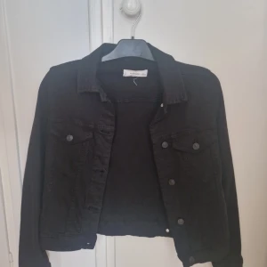 Svart jeansjacka - Svart jeansjacka från Mango