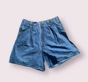 Denimshorts  - Söta högmidjade denimshorts. Står storlek 32 men skulle snarare säga 34-36. Väldigt fint skick.