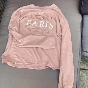 Långärmad tröja  - Säljer denna tröja för 50 kr då den tidigare kostat 130kr säljer för att den inte är min stil längre 