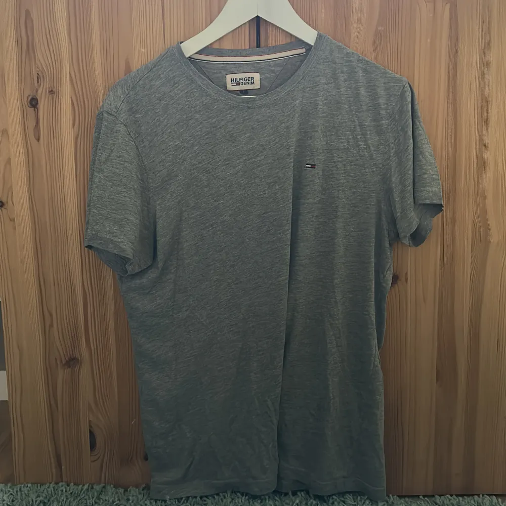 Tommy hilfiger T-shirt, knappt använd. . T-shirts.