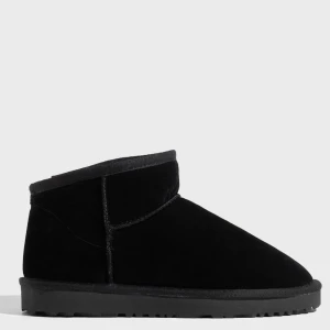 Helt nya uggs - Helt nya uggs från nelly som tyvärr inte passade, 350kr nypris🫶🏽 perfekt nu för höst/vinter med fluff inuti!! Skriv vid frågor/bilder🤍