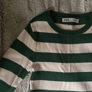 Topp - Randig zara topp. Säljer pga att den inte andvänds