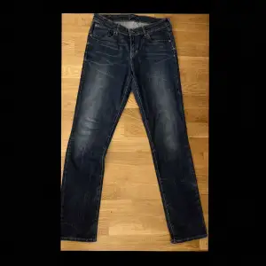 Jag säljer ett par mörk blå lågmidjade/mid jeans från Levis i fint sick. De är lite långa på mig som är ca 162cm, och är tajta över låren och går mer rakt när vid  vaderna. Bara att skriva till mig om ni vill ha fler bilder☺️ 