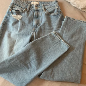 Jeans  - Mid waisted jeans i storlek 34 från h&m