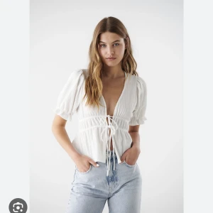 Topp  - Säljer min vita topp från Gina i storlek xs!