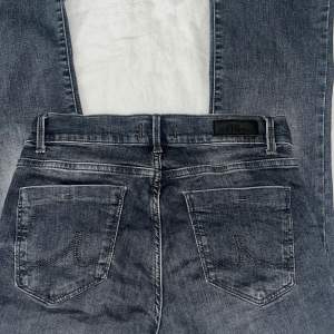 Säljer mina fina ltb jeans för de inte kommer till användning längre. Är i storlek 27/30 i modellen fallon 🤍 (frakt tillkommer)