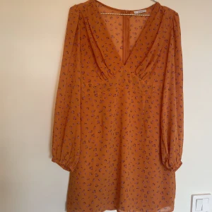 Klänning  - En fin klänning från Nelly.com. Klänningen är använd fåtal gånger och är alltså i väldigt fint skick.