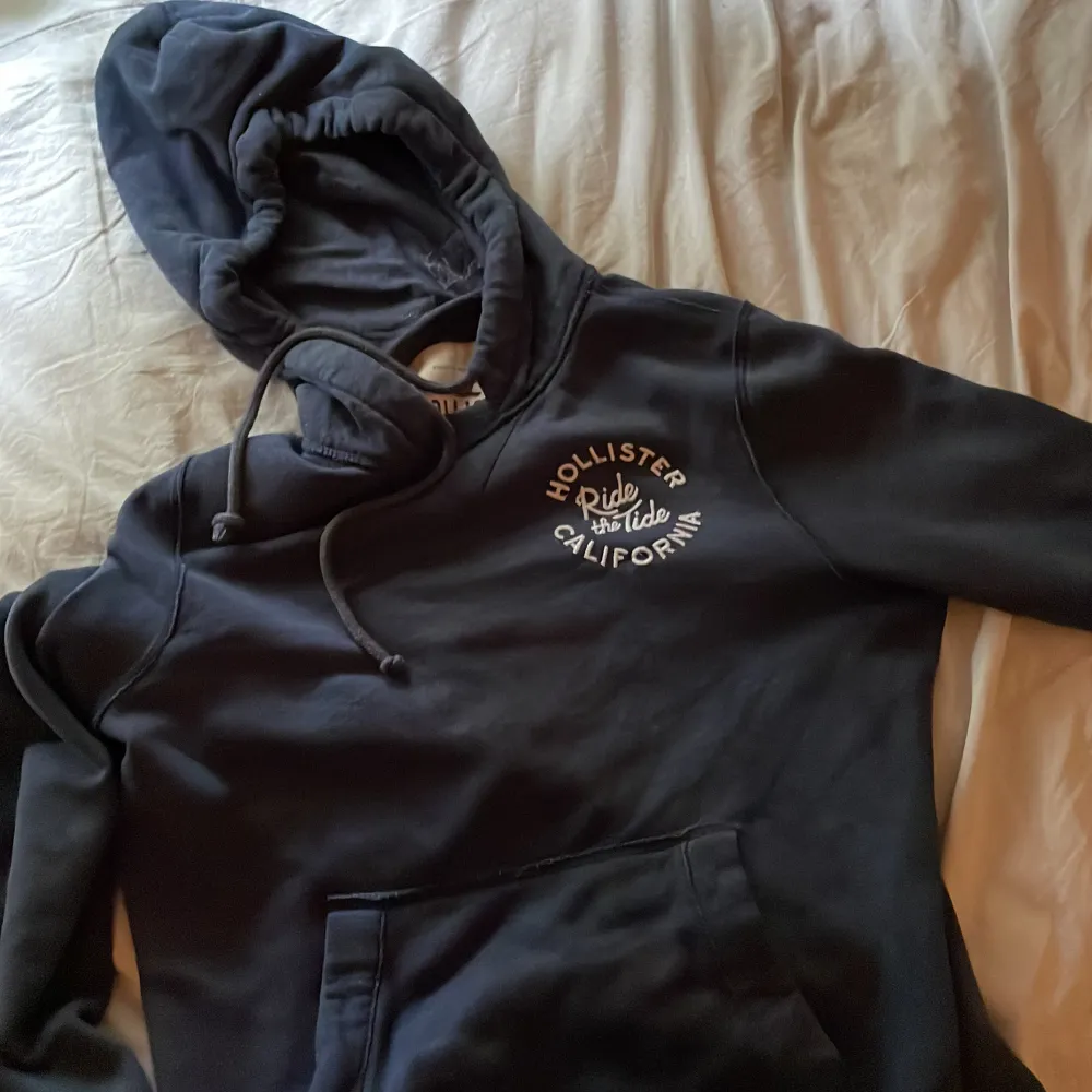 Säljer min hollister hoodie då jag inte använder den! Säljer den för 120kr+ frakt! Den är i storlek S! (Priset kan diskuteras). Hoodies.