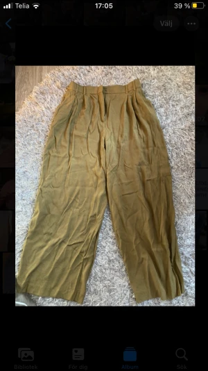 Bruna byxor - Ett par brun-gröna byxor som är jättebekväma och super snygga men som tyvärr inte kommer till användning längre. I nyskick!