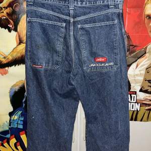 Säljer dessa asfeta JNCO jeans då jag känner att jag inte använder de. Slitage i båda hälarna och även några märken precis över men annars är de i bra skick. Det är bara att skriva om det finns frågor eller mer bilder önskas! 🔥