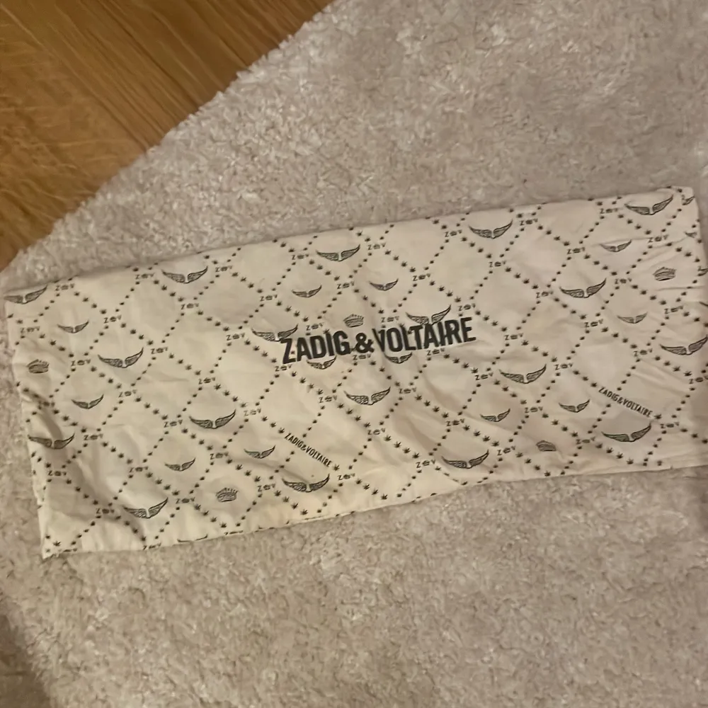 En väska från Zadig & voltaire Kvitto hittar jag tyvärr inte men lilla sygpåsen får man med och båda kedjorna💕 Lite oklart hur mycket jag ska sälja den för, för på zalando säljer dom den för 6000 ca men de är ju sliten så säljer för1300+ frakt (möts. Väskor.