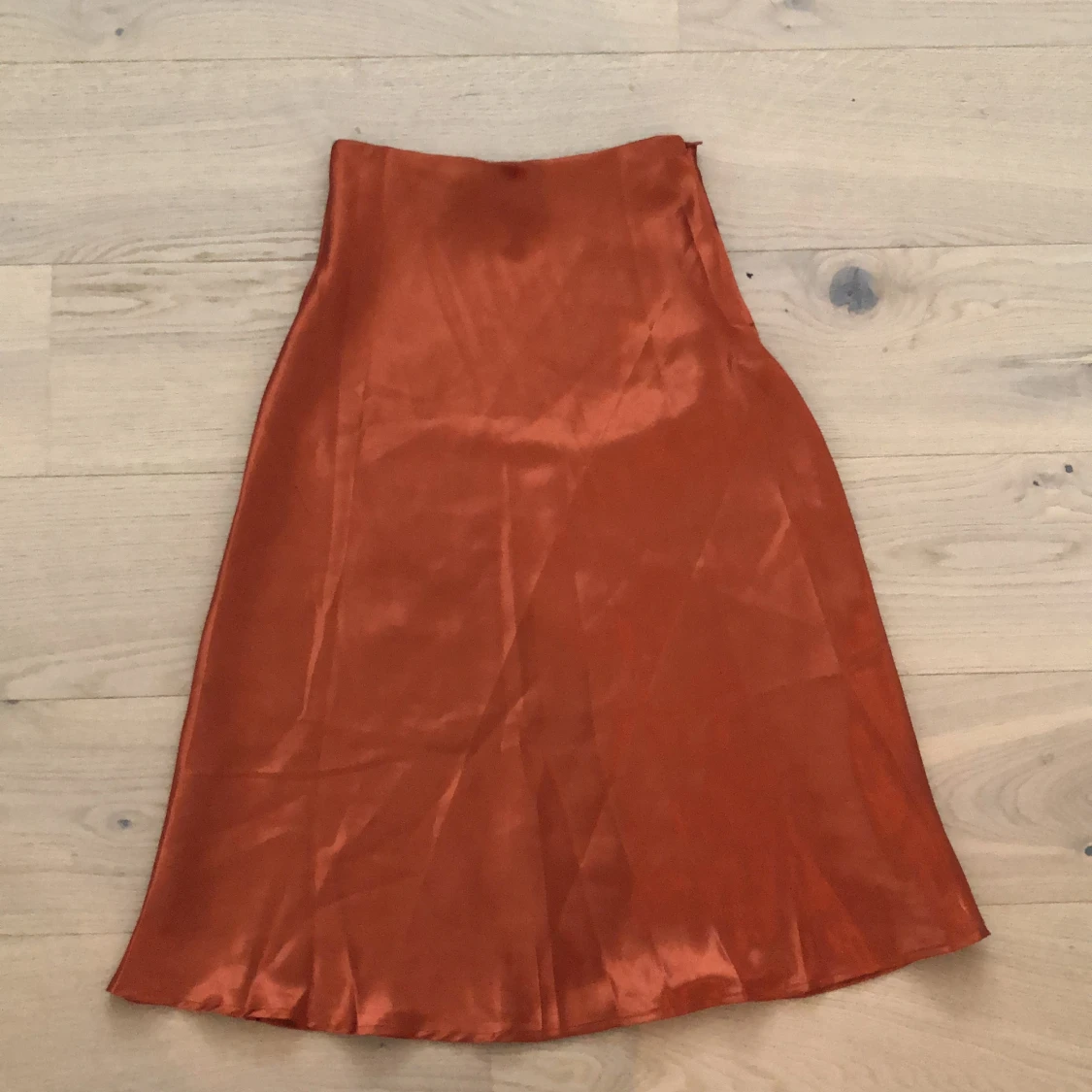 Roströd satinkjol - 91