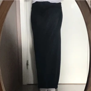 Lång/maxi lågmidjad kjol - Jag säljer en svart lång lågmidjad kjol. Det är tunt material, så det passar perfekt till sommaren, men kjolen är granska genomskinlig. Kjolen är 1 meter lång. Den är taightare upptill. Den är i storlek S. Jättefin passar till ALLT❤️
