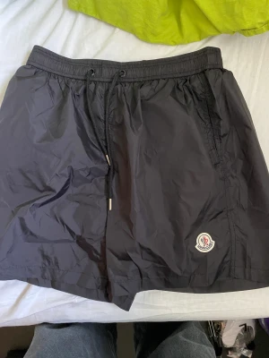 Moncler badbyxor - Ett år 100% äkta moncler som aldrig är använda min paket för senares innan jag skulle resa så jag säljer dom billigt för det är inte säsong original pris 3300kr skriv dm för annat pris