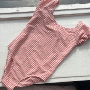 Badräk fullkroppsad - Den e väldigt bra om man ska åka och bada och man vill inte visa för mkt hud då e de bra o ha en sån här rutig baddräkt. 