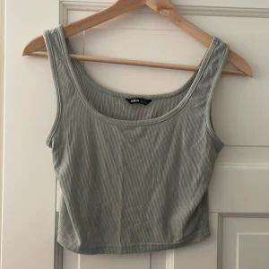 Linne - Grönt linne från shein som är i ribbat tyg!!🩵