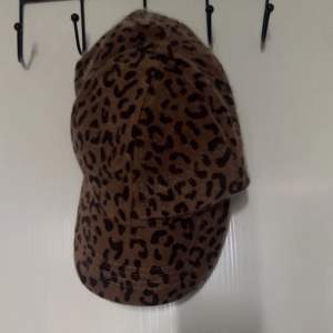 Leopard mönster keps, får aldrig användning av den:(