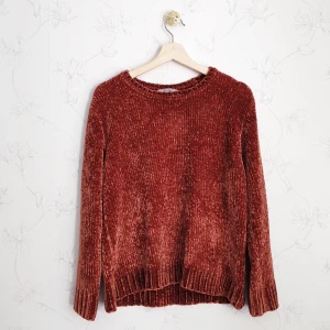 Röd brun stickad fluffig tröja - 🍒FÖRST TILL KVARN!🍒 En härlig rostbrun fluffig stickad tröja i chenille. Extremt len och gosig, håller en varm i dem kallare dagarna. Storlek L så sitter lite oversized på mig med M, extremt fin i mycket bra skick❤️