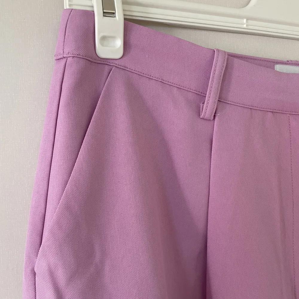 Rosa kostymbyxor i rak/vid passform, aldrig använda, lapp kvar, skicka meddelande om du vill se hur de ser ut på. Jeans & Byxor.