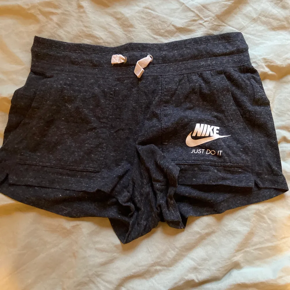 Nike shorts i storlek xs. Frakt tillkommer . Shorts.