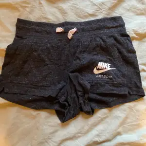 Nike shorts i storlek xs. Frakt tillkommer 