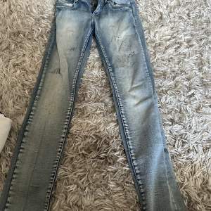 Low waist jeans med strass på delar av strassen har tappats 