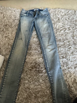 Low waist  - Low waist jeans med strass på delar av strassen har tappats 