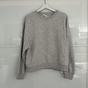 Sweater  - Grå fin tjocktröja från Gina tricot. Använd men är i gott skick. 