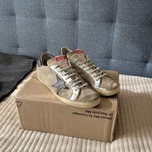 säljer nu dessa golden goose skor! Dem är använda såklart men fortfarande i bra skick. Storlek är 42