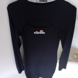 Ellesse klänning  - Jätte snygg klänning öppen skurning vid bröstet  Använd 1gång 