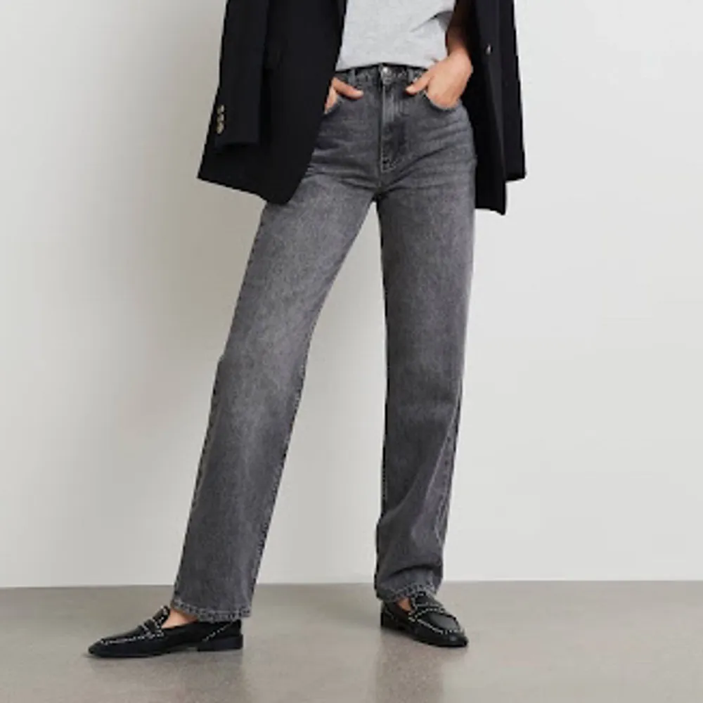 Ett par high waist jeans från Gina Tricot använda fåtal gånger Orginal pris 599. Jeans & Byxor.