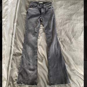 Gråa jeans från Gina tricot i storlek 32/xs💞knappt använda