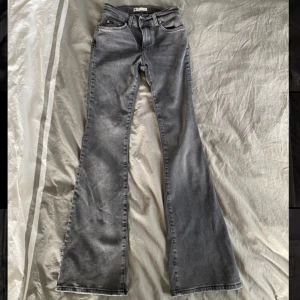 Low waist jeans gråa - Gråa jeans från Gina tricot i storlek 32/xs💞knappt använda