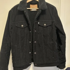 Levi’s fodrad jeansjacka - Fodrad jeansjacka i manchester från Levi’s, storlek M. Varm och skön! I bra skick dessutom
